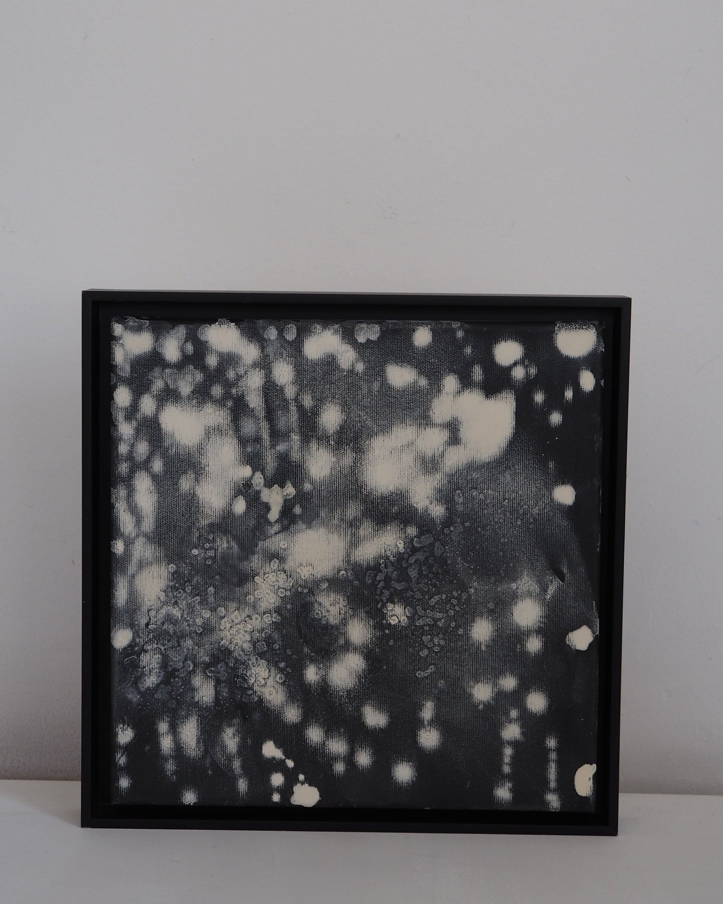 abstract painting in square quadratisches bild schwarz beige pouring 